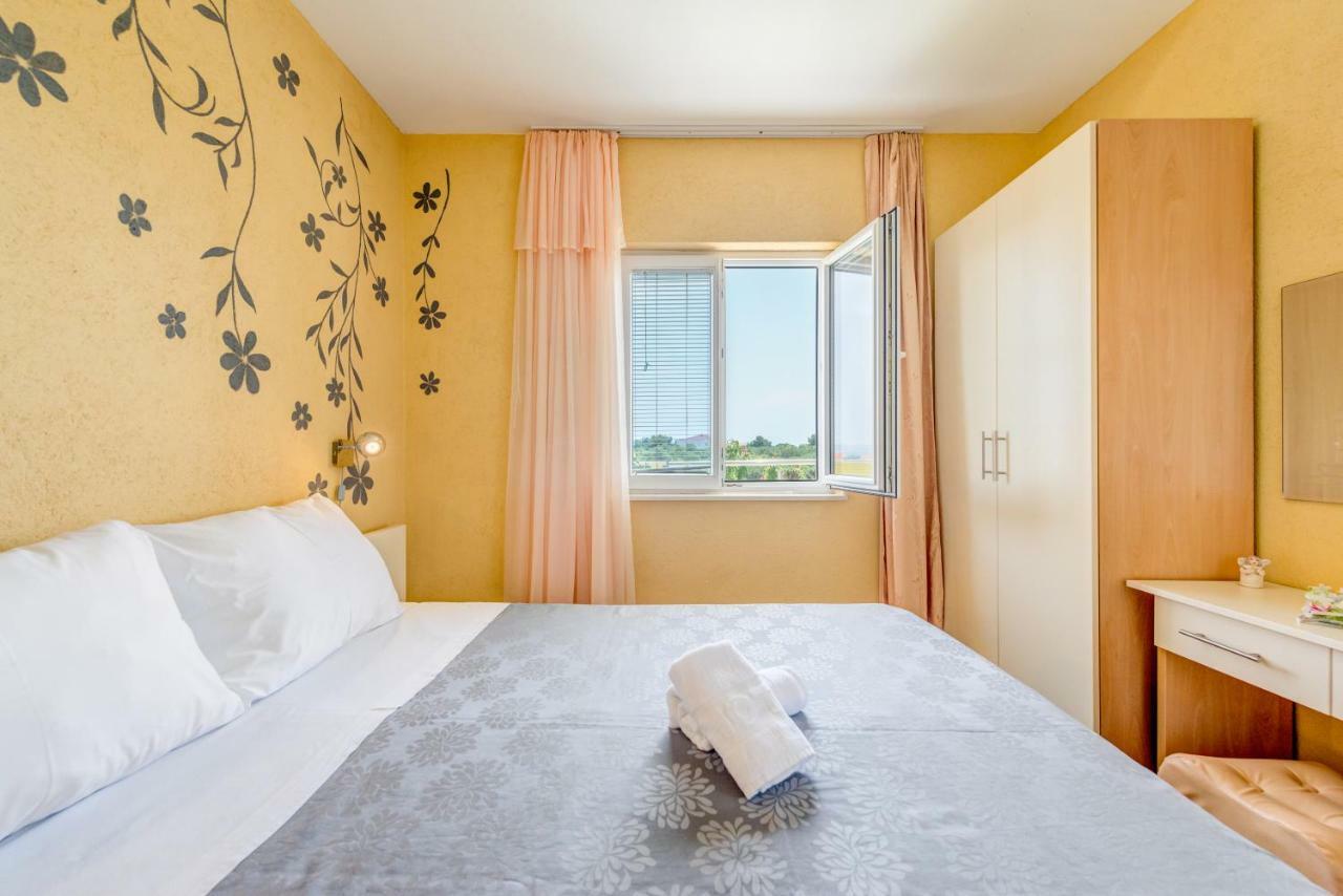 Apartments Petra Trogir Bagian luar foto